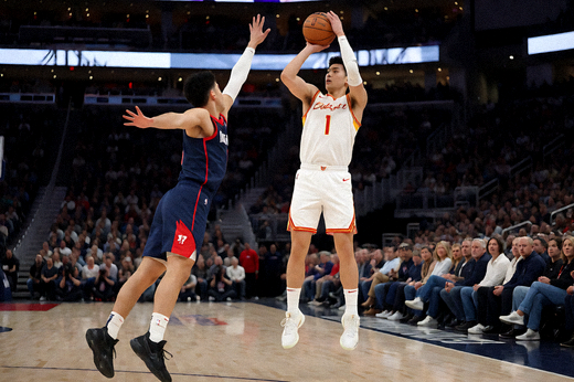 NBA常规赛球馆内球员投篮与防守画面